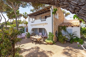 Outdoor dining - Chalet next to the beach, in Playas de Muro. (Platja de Muro)