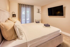 1 quarto, ferros/tábuas de passar roupa, roupa de cama