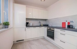 Refrigerador, horno, lavavajillas y cafetera y tetera 