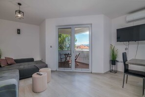 TV - Apartment Lana near the sea (Soline)