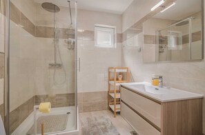 Shower, towels
