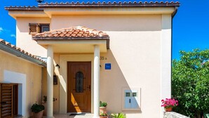 Ein Gebäude mit Ziegeldach, Holztür und der Nummer 35A.