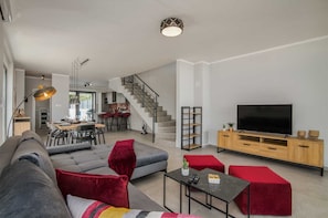 TV - Villa Nya with Private Pool (Malinska)