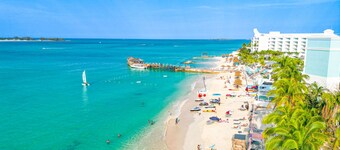 Pink Palms at Cable Beach - 4 Bedroom - 1 Minute to Beach