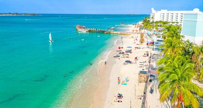 Pink Palms at Cable Beach - 4 Bedroom - 1 Minute to Beach
