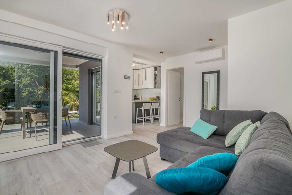 TV - Apartment Manuela with private garden and hot whirlpool (Njivice)