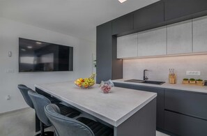 Geladeira, micro-ondas, fogão, lava-louças