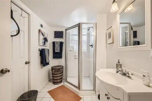Douche, articles de toilette (gratuits), séchoir à cheveux