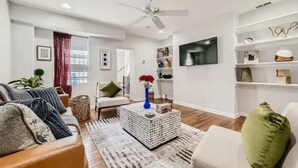 Un salon moderne avec un canapé, une table basse et des objets décoratifs.