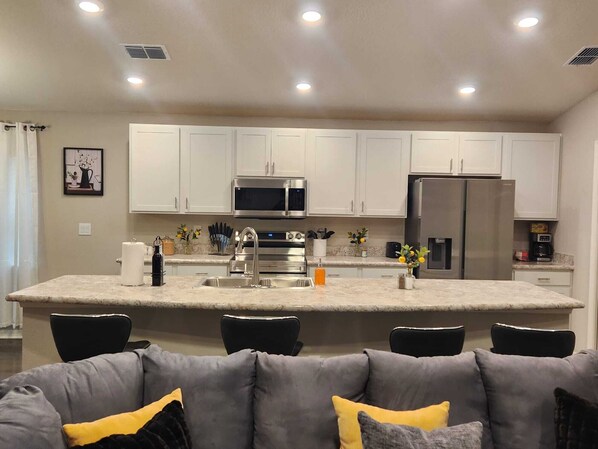 Frigorífic, microones, forn i placa de cuina