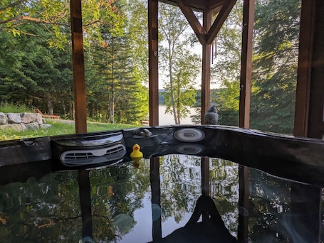 Outdoor spa tub. LAKEFRONT COTTAGE/ATV & SKIDOO/cross-country skiing/fat bike, snowshoe, hiking