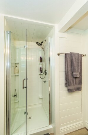 Shower, towels, soap, shampoo - Condo- Bretz Mill, Shaver Lake (Shaver Lake)