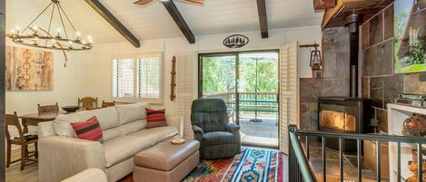 TV connectée, cheminée, lecteur de DVD, vidéothèque