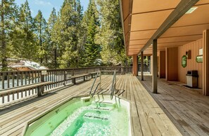 Outdoor spa tub - Condo- Bretz Mill, Shaver Lake (Shaver Lake)
