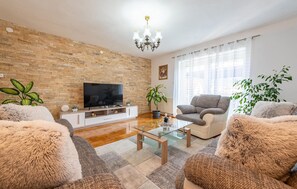Smart TV y chimenea 