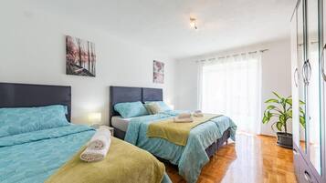 3 多间卧室、旅行婴儿床、免费 WiFi、床单