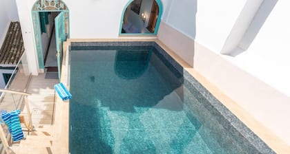 Impressive 5 bedroom house in the city center with private pool and jacuzzi