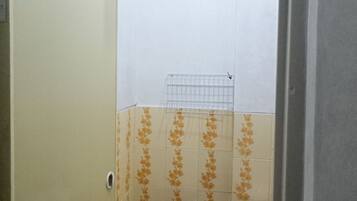 Shower, rainfall showerhead, free toiletries, bidet