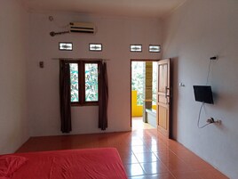 Habitación individual superior | Escritorio y ropa de cama