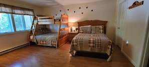 2 habitaciones, tabla de planchar con plancha, cuna de viaje y internet 