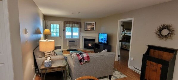 Televisión y chimenea 