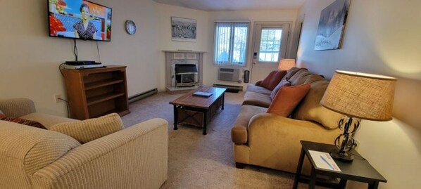 Televisión y chimenea 