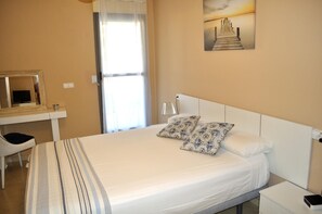 3 chambres, fer et planche à repasser