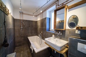 Badewanne, Haartrockner, Seife, Toilettenpapier