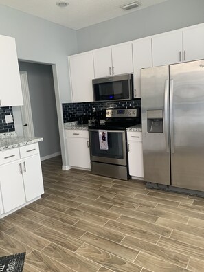 Private kitchen - Beautiful & Modern House , 3 bedrooms , 2 bathroom (Zephyrhills)