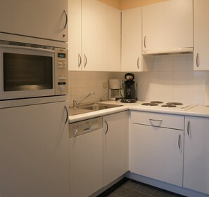 Fridge, oven, stovetop, dishwasher