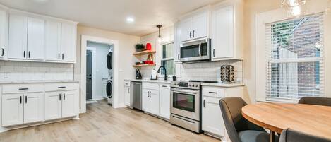 Frigorífico, microondas, horno y placa de cocina