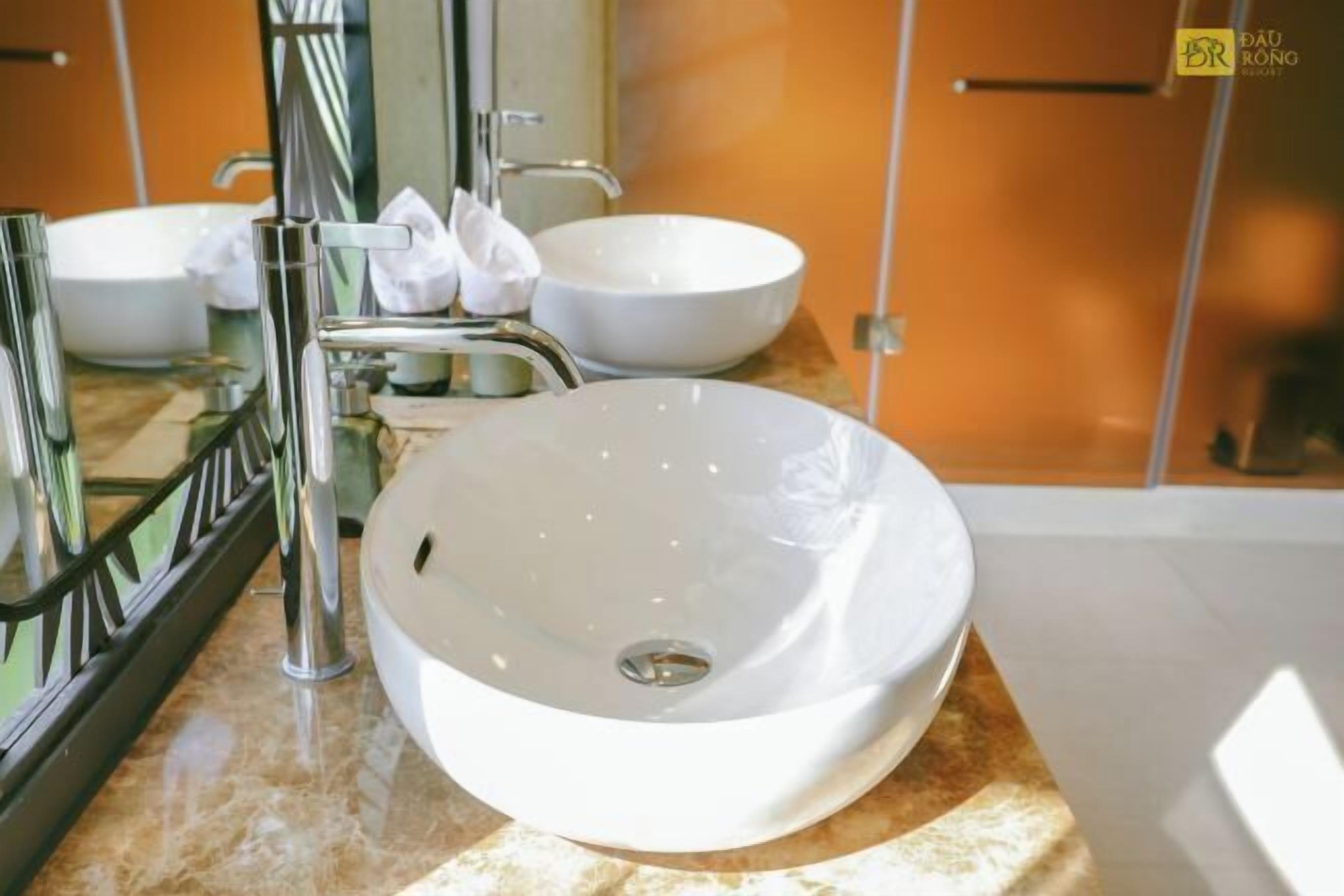 浴室 | 深泡浴缸、大花洒淋浴喷头、免费洗浴用品、吹风机