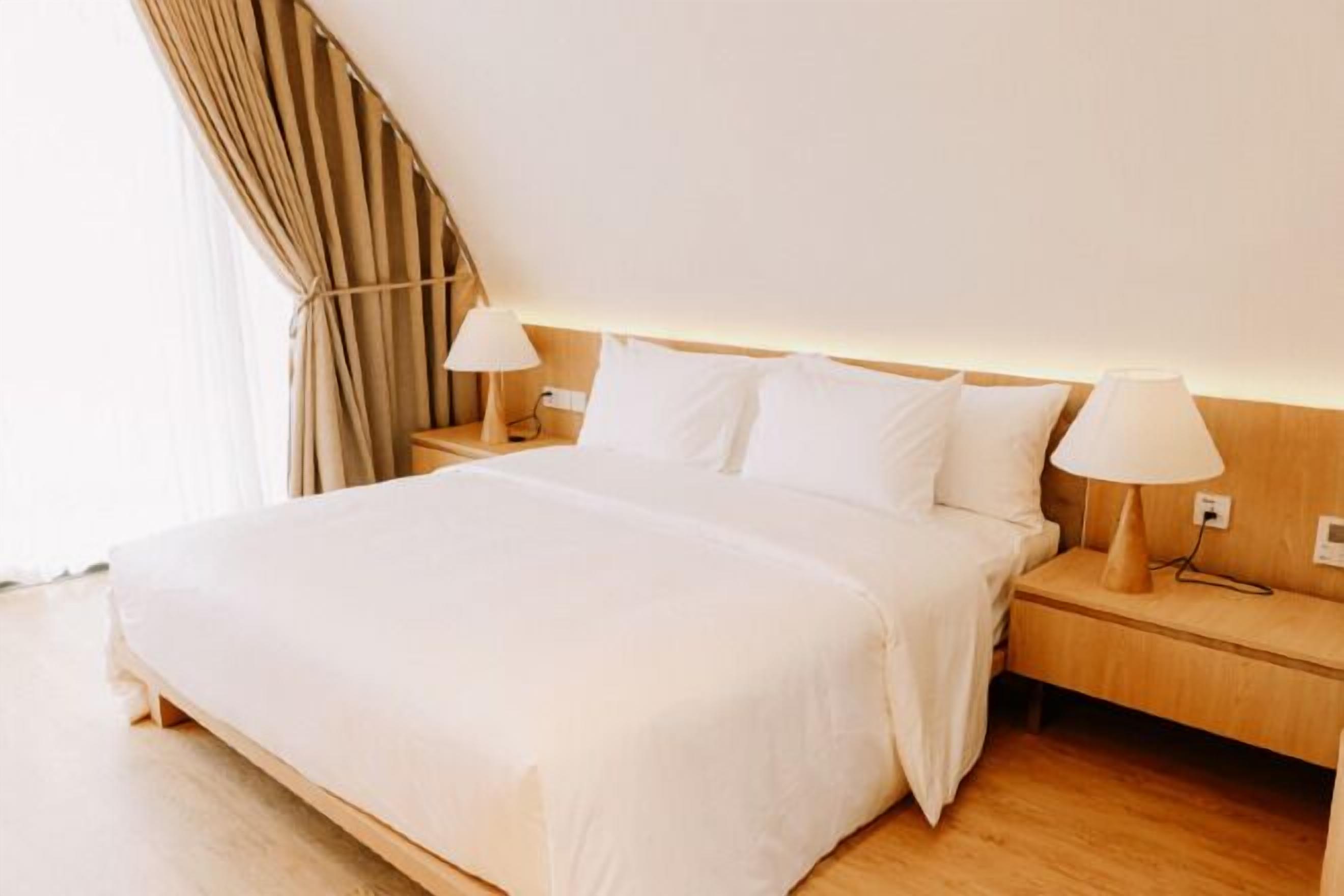 高档床上用品、羽绒被、迷你吧、客房内保险箱