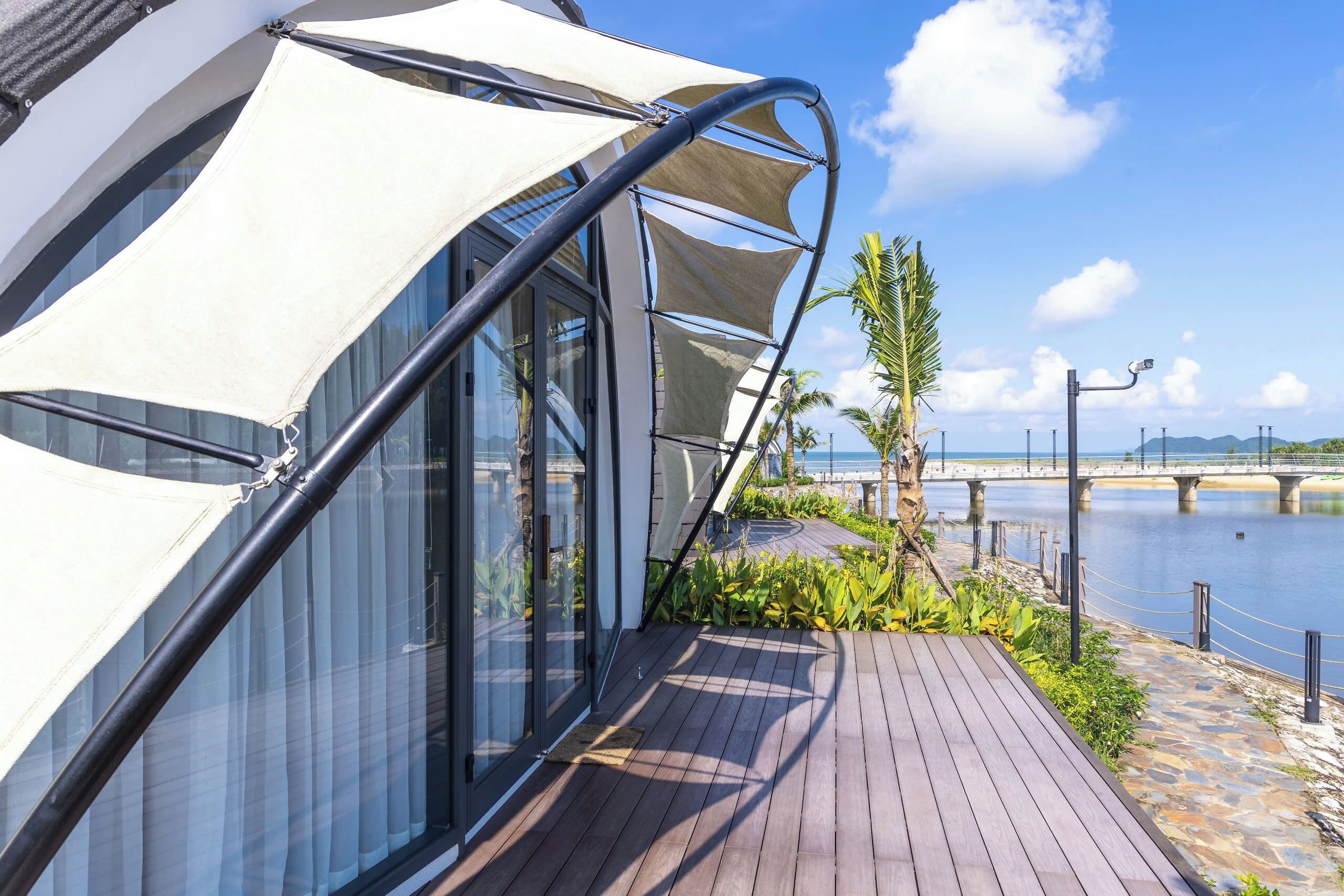 Roba de llit d'alta qualitat, cobrellits i minibar 