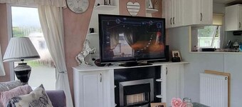 Caravan - Sleeps 8, pet friendly & hot tub