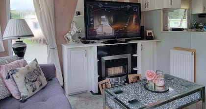 Caravan - Sleeps 8, pet friendly & hot tub