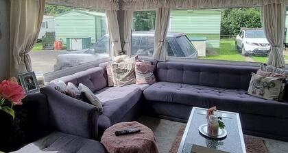 Lovely 3-Bed Caravan in Foel, Welshpool