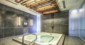 Indoor spa tub
