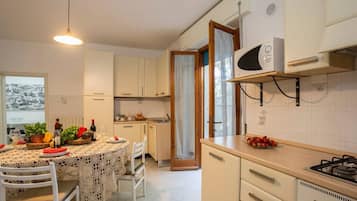 Frigorifero, forno, piano cottura, lavastoviglie