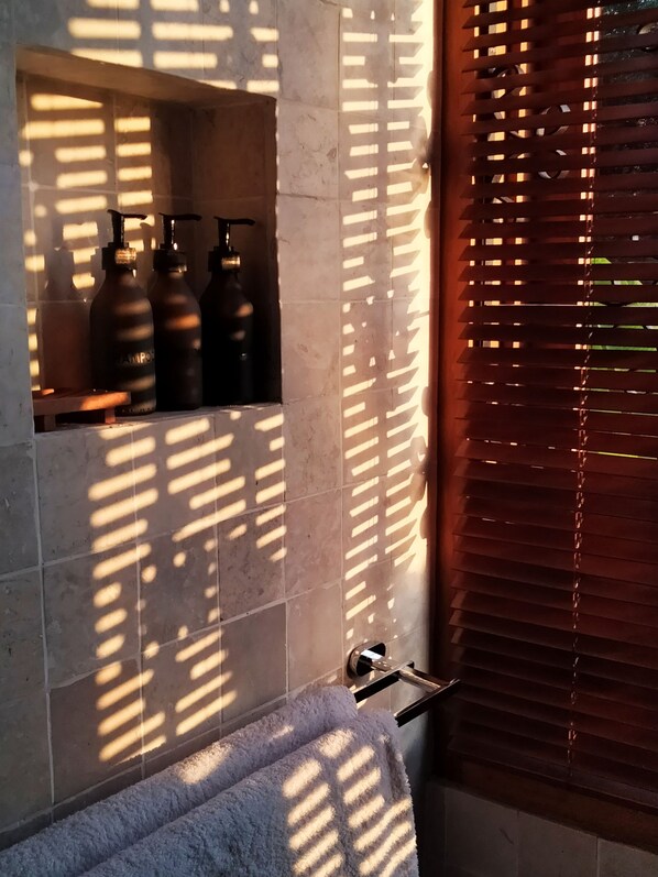 Vila, vários quartos, piscina particular, vista para o mar (7 Bedrooms) | Banheiro | Produtos de toalete grátis, secador de cabelo, roupões de banho 