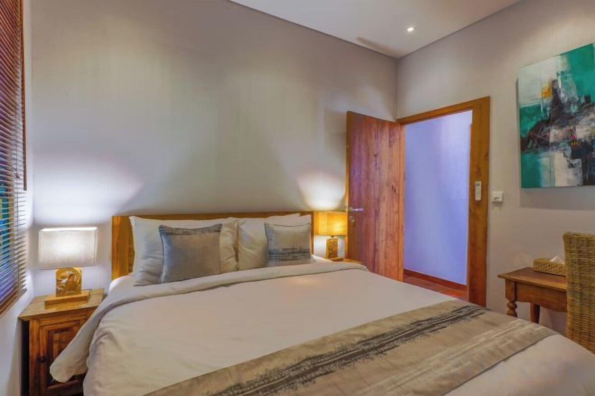 In-room safe, WiFi (free), bed sheets