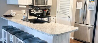 NEW LISTING *Lakefront* Sleeps 6* Pool*