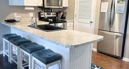 NEW LISTING *Lakefront* Sleeps 6* Pool*