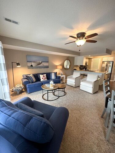 NEW LISTING *Lakefront* Sleeps 6* Pool*