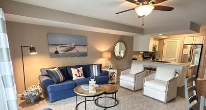 NEW LISTING *Lakefront* Sleeps 6* Pool*