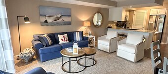 NEW LISTING *Lakefront* Sleeps 6* Pool*