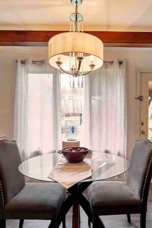 Dining - Tudor Pines Bed and Breakfast (Scugog)