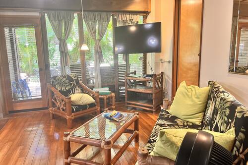 Suite, 1 Queen-Bett | Wohnbereich | 42-Zoll-Smart-TV mit Kabelempfang, Fernseher