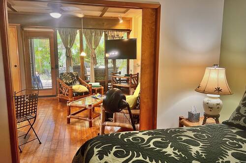 Suite, 1 Queen-Bett | Wohnbereich | 42-Zoll-Smart-TV mit Kabelempfang, Fernseher