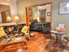 Suite, 1 Tempat Tidur Queen | Kamar mandi | Shower, perlengkapan mandi gratis, pengering rambut, dan handuk